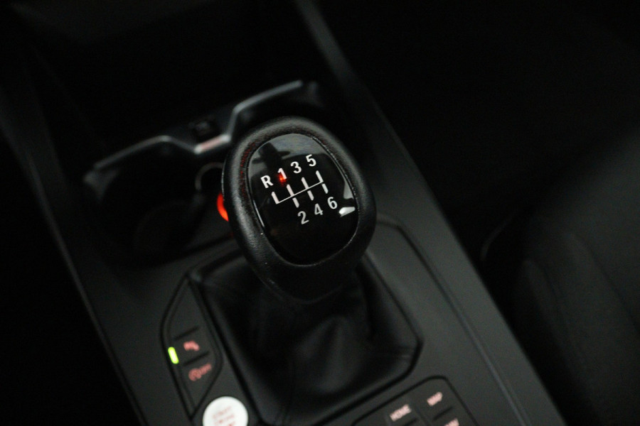 BMW 1-serie 118i Business Edition (NAVIGATIE, PARKEERSENSOREN, CRUISE CONTROL)