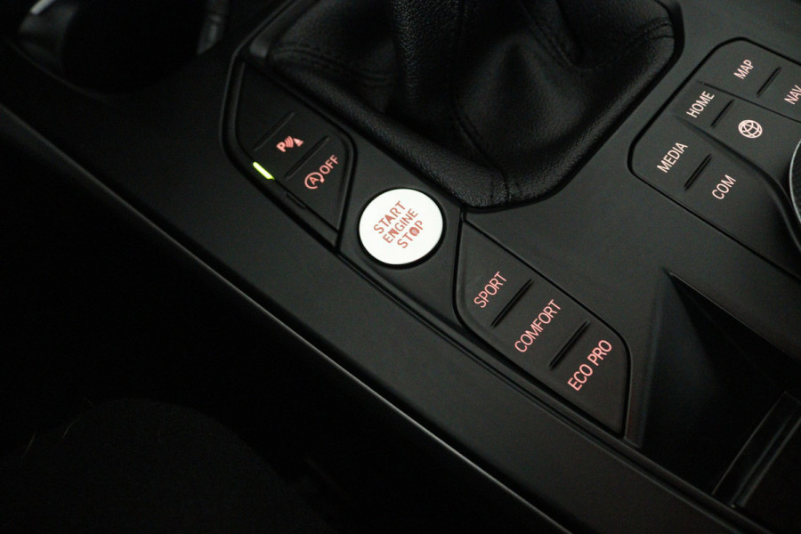 BMW 1-serie 118i Business Edition (NAVIGATIE, PARKEERSENSOREN, CRUISE CONTROL)