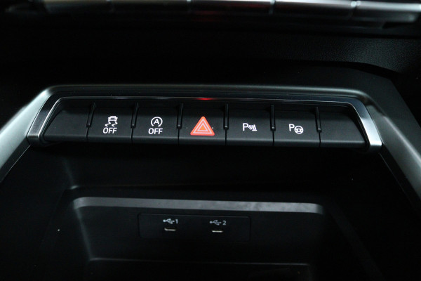 Audi A3 Sportback 30 TFSI S edition (PANORAMADAK, STOELVERWARMING, DIGITALE COCKPIT, NAVIGATIE, LANE-ASSIST, PARKEERSENSOREN)