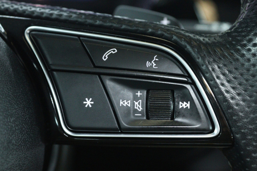 Audi A3 Sportback 30 TFSI S edition (PANORAMADAK, STOELVERWARMING, DIGITALE COCKPIT, NAVIGATIE, LANE-ASSIST, PARKEERSENSOREN)