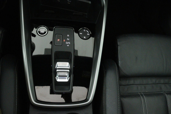 Audi A3 Sportback 30 TFSI S edition (PANORAMADAK, STOELVERWARMING, DIGITALE COCKPIT, NAVIGATIE, LANE-ASSIST, PARKEERSENSOREN)