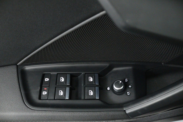 Audi A3 Sportback 30 TFSI S edition (PANORAMADAK, STOELVERWARMING, DIGITALE COCKPIT, NAVIGATIE, LANE-ASSIST, PARKEERSENSOREN)