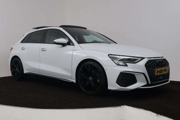 Audi A3 Sportback 30 TFSI S edition (PANORAMADAK, STOELVERWARMING, DIGITALE COCKPIT, NAVIGATIE, LANE-ASSIST, PARKEERSENSOREN)