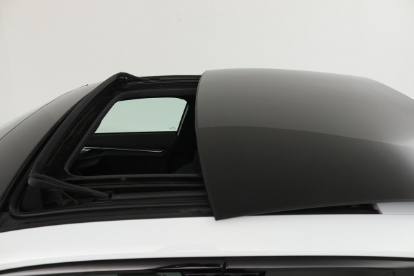 Audi A3 Sportback 30 TFSI S edition (PANORAMADAK, STOELVERWARMING, DIGITALE COCKPIT, NAVIGATIE, LANE-ASSIST, PARKEERSENSOREN)