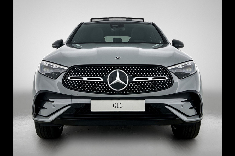 Mercedes-Benz GLC Coupé 300e 4MATIC Sport Edition | Premium Plus | Nightpakket | Winterpakket | Trekhaak | AMG spoiler | 20 inch AMG velgen | Panoramaschuifdak | Burmester® 3D sound systeem | Augmented Reality navigatie | Head-up display |