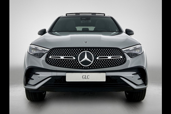 Mercedes-Benz GLC Coupé 300e 4MATIC Sport Edition | Premium Plus | Nightpakket | Winterpakket | Trekhaak | AMG spoiler | 20 inch AMG velgen | Panoramaschuifdak | Burmester® 3D sound systeem | Augmented Reality navigatie | Head-up display |