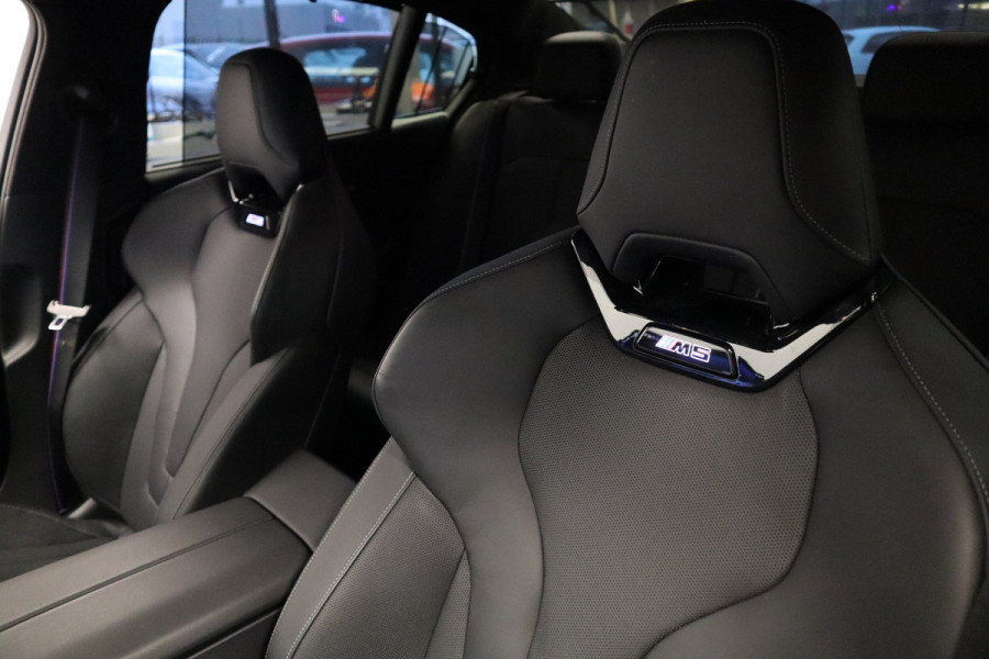 BMW 5 Serie M5  Carbon Pack Co-Pilot Live Cockpit  Professional 1st eigenaar NAP ! 2e Paasdag geopend van 12.00 tot 17:00u !