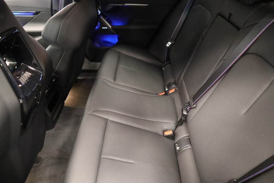 BMW 5 Serie M5  Carbon Pack Co-Pilot Live Cockpit  Professional 1st eigenaar NAP ! 2e Paasdag geopend van 12.00 tot 17:00u !