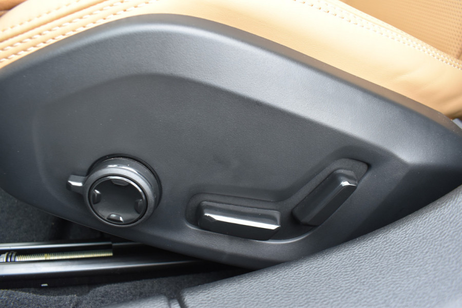 Volvo V60 T6 350PK Plug-in hybrid AWD Ultra Dark | Demo | Blis | Stoelventilatie | Massage Stoelen | Panodak | 360 Camera | B&W