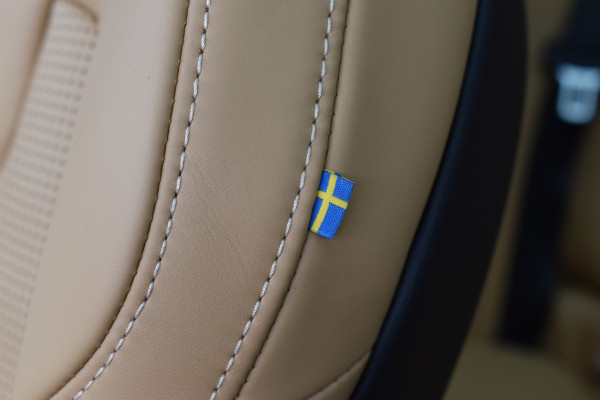 Volvo V60 T6 350PK Plug-in hybrid AWD Ultra Dark | Demo | Blis | Stoelventilatie | Massage Stoelen | Panodak | 360 Camera | B&W