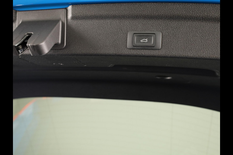 Audi Q3 Sportback 45 TFSI e S Edition 245 pk S-tronic | Navigatie | Panoramadak | Parkeersensoren | Achteruitrijcamera | Stoelverwarming | Lichtmetalen velgen 20" | S-Line |