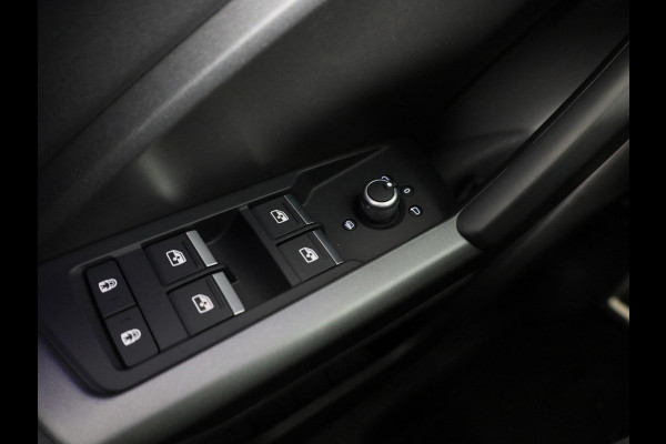 Audi Q3 Sportback 45 TFSI e S Edition 245 pk S-tronic | Navigatie | Panoramadak | Parkeersensoren | Achteruitrijcamera | Stoelverwarming | Lichtmetalen velgen 20" | S-Line |