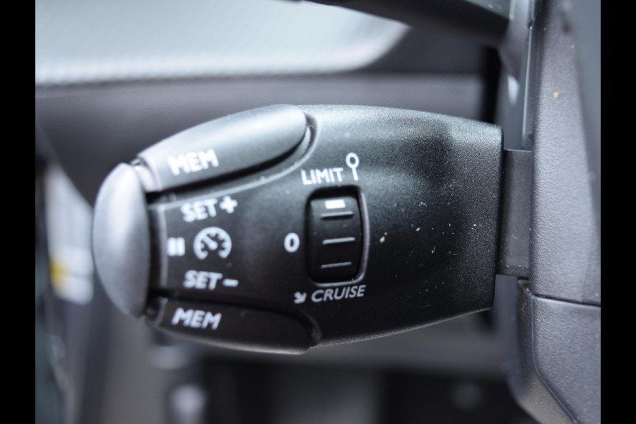 Peugeot 2008 1.2 PureTech 130 Allure CAMERA MET SENSOREN | NAVI & CARPLAY | E.C.C. |