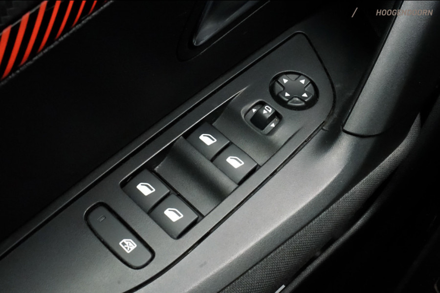 Peugeot 2008 1.2 PureTech Active Pack Sport (APPLE CARPLAY,CRUISE CONTROL,PARKEERSENSOREN,LM-VELGEN,LED VERLICHTING,TOPCONDITIE)