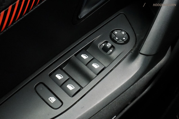 Peugeot 2008 1.2 PureTech Active Pack Sport (APPLE CARPLAY,CRUISE CONTROL,PARKEERSENSOREN,LM-VELGEN,LED VERLICHTING,TOPCONDITIE)