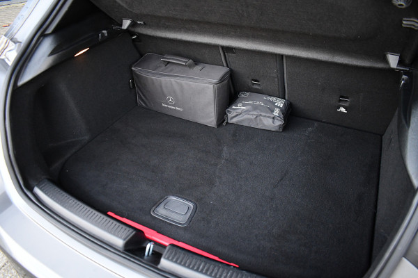 Mercedes-Benz A-Klasse 250 e AMG Pano Distronic Night Carplay Multibeam-LED