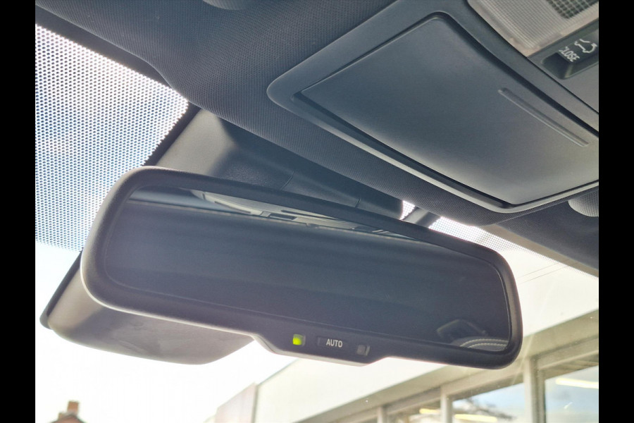 Toyota RAV4 2.5 Hybrid AWD Black Edition | Schuifdak, Treeplanken, Dodehoekherkenning, Keyless, Parkeersensoren, Elektrische achterklep