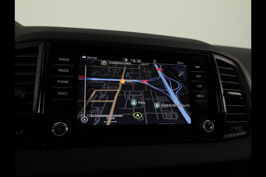 Škoda Karoq 1.5 TSI ACT Sportline Business 150 pk Automaat (DSG) | Verlengde garantie | Navigatie | Panoramadak | Parkeersensoren | Achteruitrijcamera | Stoelverwarming |
