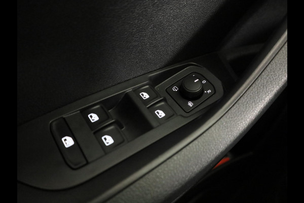 Škoda Karoq 1.5 TSI ACT Sportline Business 150 pk Automaat (DSG) | Verlengde garantie | Navigatie | Panoramadak | Parkeersensoren | Achteruitrijcamera | Stoelverwarming |