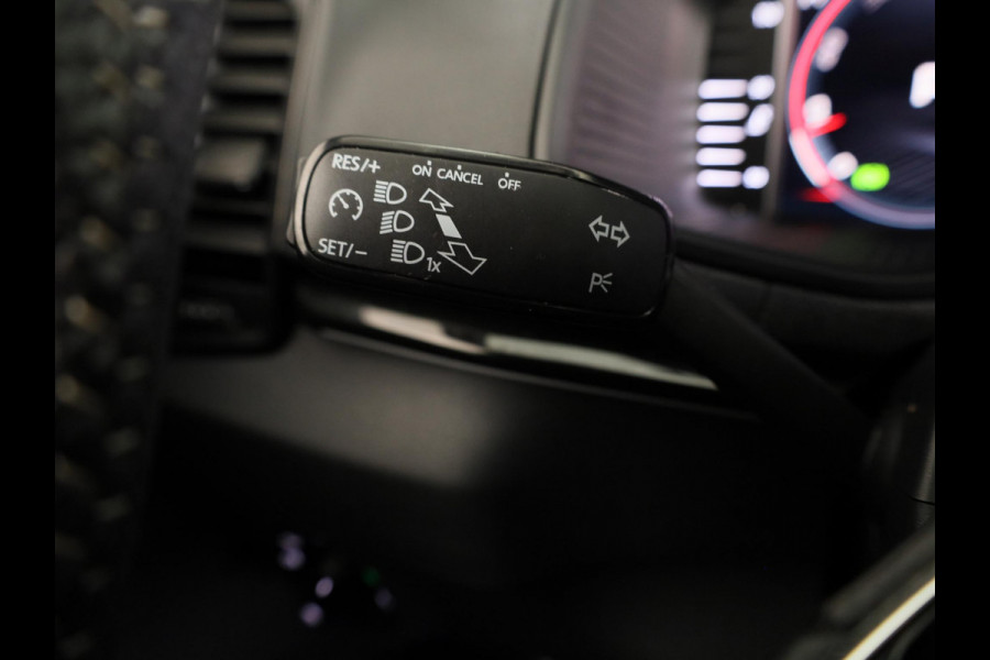 Škoda Karoq 1.5 TSI ACT Sportline Business 150 pk Automaat (DSG) | Verlengde garantie | Navigatie | Panoramadak | Parkeersensoren | Achteruitrijcamera | Stoelverwarming |