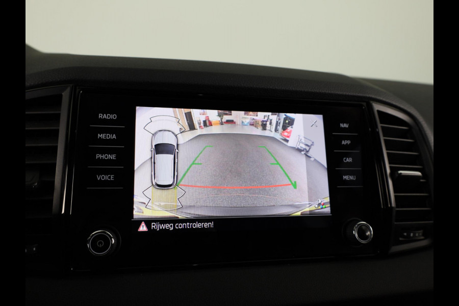 Škoda Karoq 1.5 TSI ACT Sportline Business 150 pk Automaat (DSG) | Verlengde garantie | Navigatie | Panoramadak | Parkeersensoren | Achteruitrijcamera | Stoelverwarming |