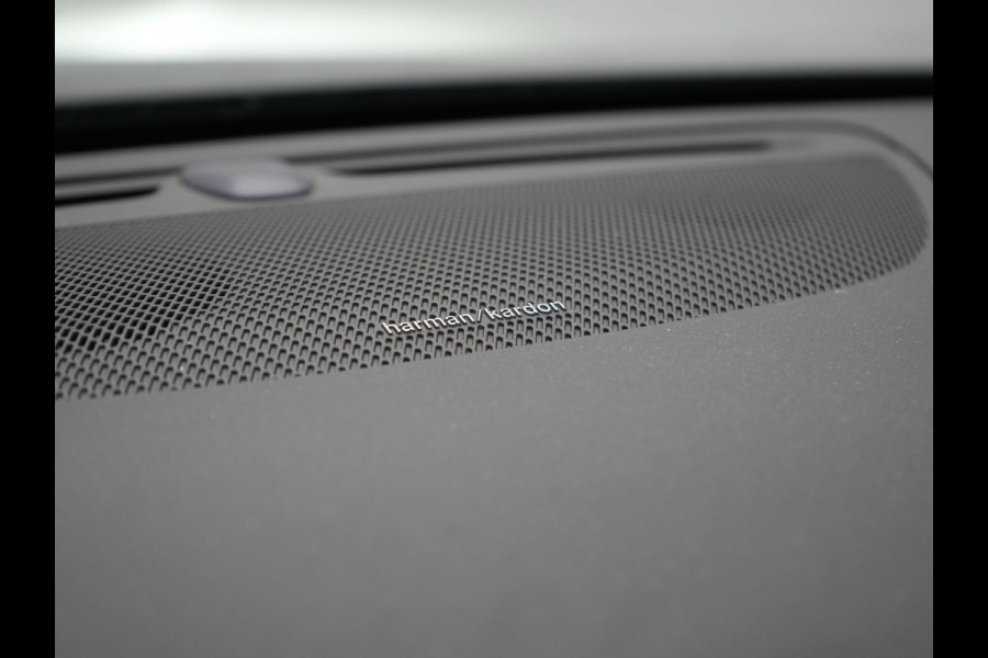 Volvo V60 T6 AWD Plus Dark LONG RANGE PHEV 350pk Dealer O.H. | Camera | Harman / Kardon | Lederen Sportstoelen Memory & Verwarmd | Google Assistent | Keyless | Stuur Verwarmd | Apple Carplay | Cruise Control | Virtual | DAB | Plug In Hybrid |