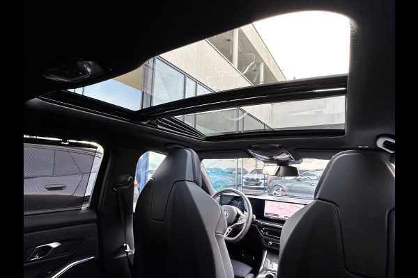 BMW 3 Serie Touring 330e M-SPORT (LCi) ** LED, M-SPORTST, LEDER, PANO, TREKH, HuD, ACC, 19-inch LMV ** 1e EIG - Ex BMW-AG ** * INFORMEER OOK NAAR ONZE AANTREKKELIJKE FINANCIAL-LEASE TARIEVEN **