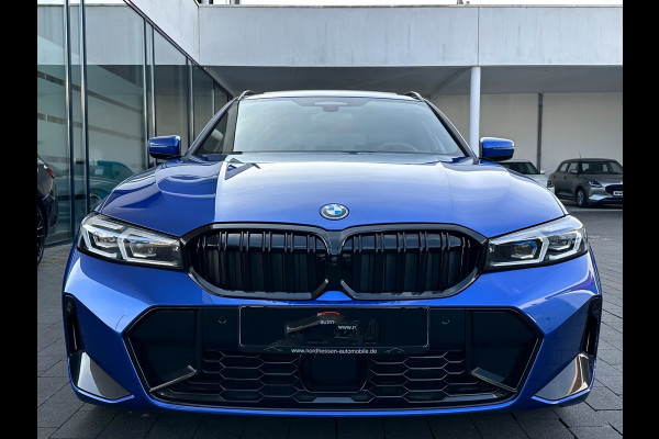 BMW 3 Serie Touring 330e M-SPORT (LCi) ** LED, M-SPORTST, LEDER, PANO, TREKH, HuD, ACC, 19-inch LMV ** 1e EIG - Ex BMW-AG ** * INFORMEER OOK NAAR ONZE AANTREKKELIJKE FINANCIAL-LEASE TARIEVEN **