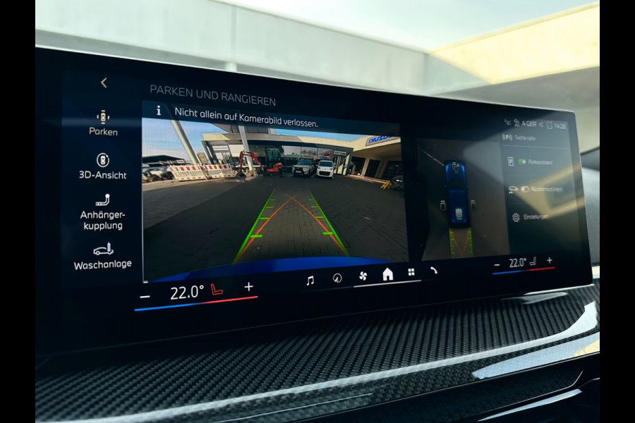 BMW 3 Serie Touring 330e M-SPORT (LCi) ** LED, M-SPORTST, LEDER, PANO, TREKH, HuD, ACC, 19-inch LMV ** 1e EIG - Ex BMW-AG ** * INFORMEER OOK NAAR ONZE AANTREKKELIJKE FINANCIAL-LEASE TARIEVEN **