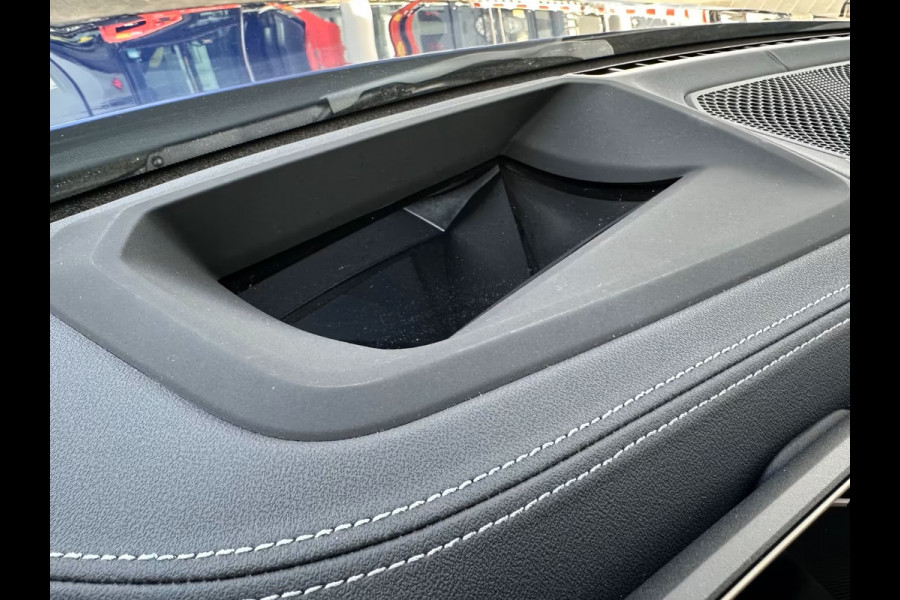 BMW 3 Serie Touring 330e M-SPORT (LCi) ** LED, M-SPORTST, LEDER, PANO, TREKH, HuD, ACC, 19-inch LMV ** 1e EIG - Ex BMW-AG ** * INFORMEER OOK NAAR ONZE AANTREKKELIJKE FINANCIAL-LEASE TARIEVEN **