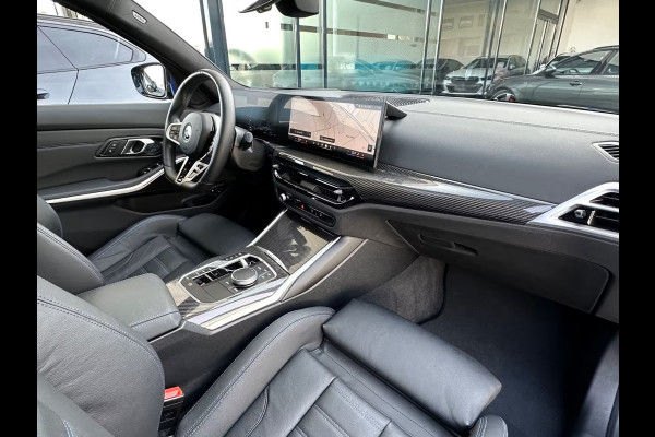 BMW 3 Serie Touring 330e M-SPORT (LCi) ** LED, M-SPORTST, LEDER, PANO, TREKH, HuD, ACC, 19-inch LMV ** 1e EIG - Ex BMW-AG ** * INFORMEER OOK NAAR ONZE AANTREKKELIJKE FINANCIAL-LEASE TARIEVEN **