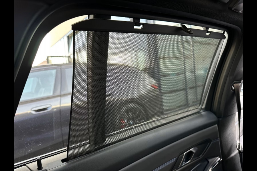 BMW 3 Serie Touring 330e M-SPORT (LCi) ** LED, M-SPORTST, LEDER, PANO, TREKH, HuD, ACC, 19-inch LMV ** 1e EIG - Ex BMW-AG ** * INFORMEER OOK NAAR ONZE AANTREKKELIJKE FINANCIAL-LEASE TARIEVEN **