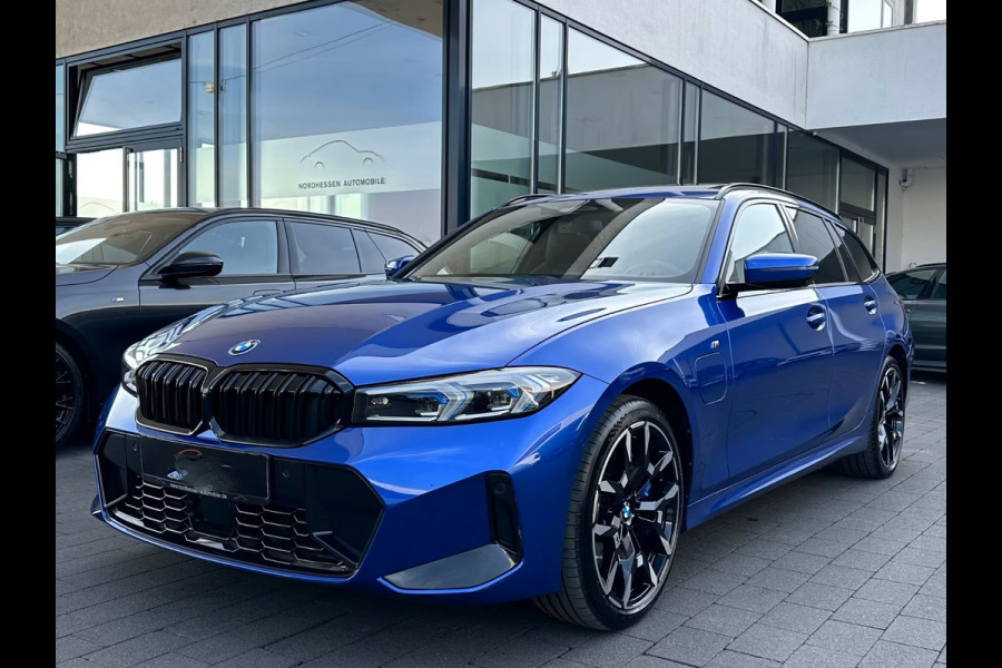 BMW 3 Serie Touring 330e M-SPORT (LCi) ** LED, M-SPORTST, LEDER, PANO, TREKH, HuD, ACC, 19-inch LMV ** 1e EIG - Ex BMW-AG ** * INFORMEER OOK NAAR ONZE AANTREKKELIJKE FINANCIAL-LEASE TARIEVEN **