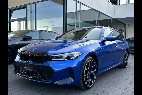 BMW 3 Serie Touring 330e M-SPORT (LCi) ** LED, M-SPORTST, LEDER, PANO, TREKH, HuD, ACC, 19-inch LMV ** 1e EIG - Ex BMW-AG ** * INFORMEER OOK NAAR ONZE AANTREKKELIJKE FINANCIAL-LEASE TARIEVEN **