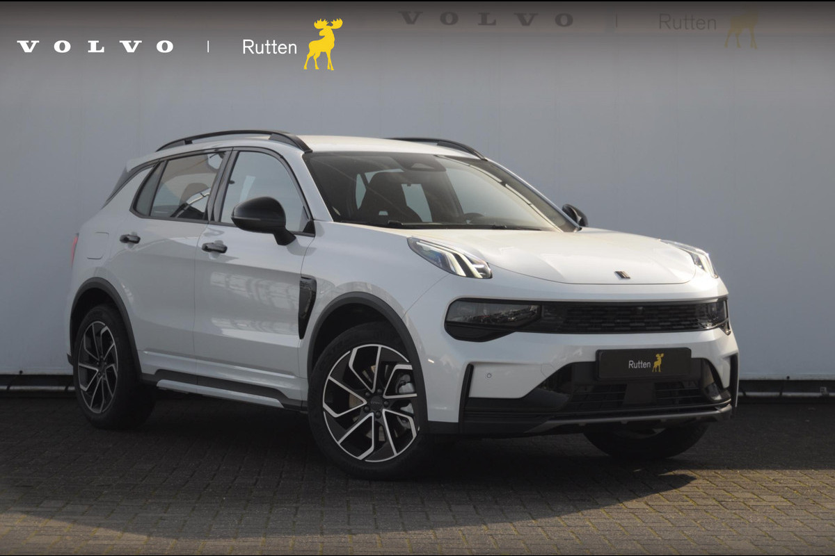 Lynk & Co 01 276PK Automaat Core / Adaptieve cruise control / Stoel - en stuurwielverarming / Parkeersensoren met camera / Apple carplay / Trekhaak / Metallic lak / 19" lichtmetalen velgen