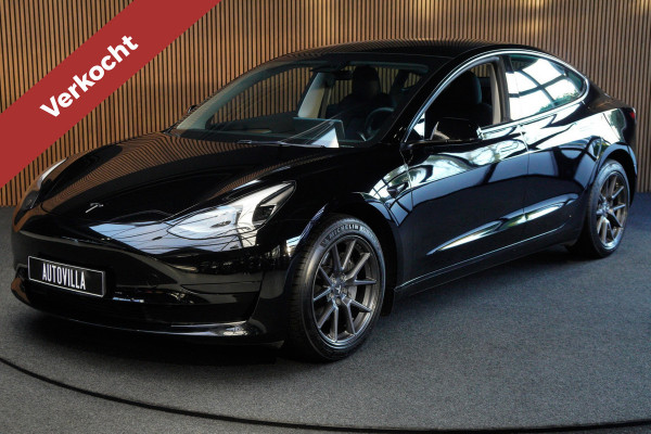 Tesla Model 3 RWD Autopilot ACC Stuurverwarm. PDC Leer Navi Panoramadak 360° Elektr. achterklep Stoelverwarming voor & achter Climate voor & achter LM velgen BTW auto! Nieuw!