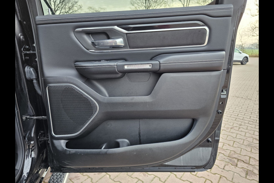 Dodge Ram 1500 5.7 V8 4x4 Crew Cab Laramie | Pano | Trekhaak | Leder | Alpine | Keyless | Camera | Sidesteps | Navi | 12" scherm | Klep uitlaat |