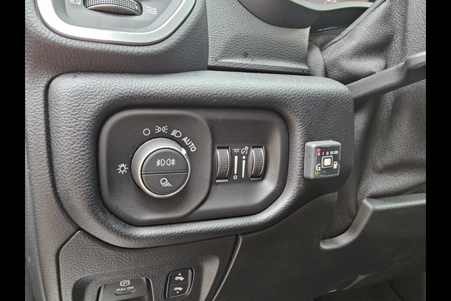 Dodge Ram 1500 5.7 V8 4x4 Crew Cab Laramie | Pano | Trekhaak | Leder | Alpine | Keyless | Camera | Sidesteps | Navi | 12" scherm | Klep uitlaat |