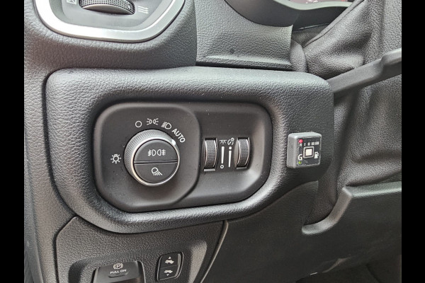 Dodge Ram 1500 5.7 V8 4x4 Crew Cab Laramie | Pano | Trekhaak | Leder | Alpine | Keyless | Camera | Sidesteps | Navi | 12" scherm | Klep uitlaat |