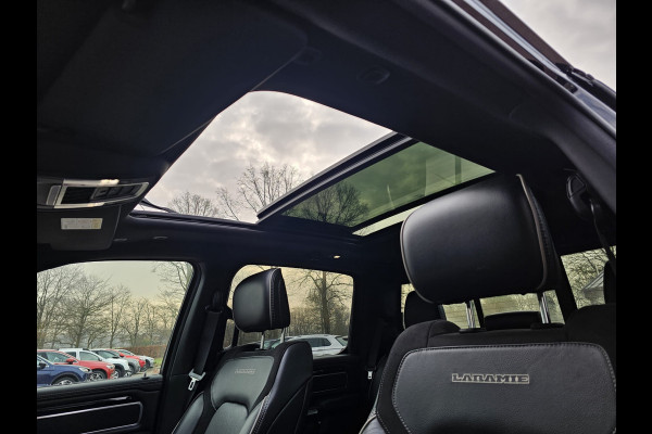 Dodge Ram 1500 5.7 V8 4x4 Crew Cab Laramie | Pano | Trekhaak | Leder | Alpine | Keyless | Camera | Sidesteps | Navi | 12" scherm | Klep uitlaat |