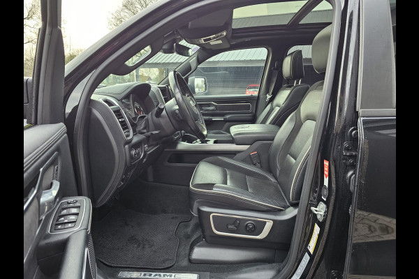 Dodge Ram 1500 5.7 V8 4x4 Crew Cab Laramie | Pano | Trekhaak | Leder | Alpine | Keyless | Camera | Sidesteps | Navi | 12" scherm | Klep uitlaat |