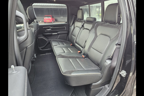 Dodge Ram 1500 5.7 V8 4x4 Crew Cab Laramie | Pano | Trekhaak | Leder | Alpine | Keyless | Camera | Sidesteps | Navi | 12" scherm | Klep uitlaat |