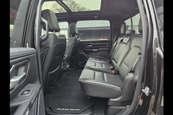 Dodge Ram 1500 5.7 V8 4x4 Crew Cab Laramie | Pano | Trekhaak | Leder | Alpine | Keyless | Camera | Sidesteps | Navi | 12" scherm | Klep uitlaat |