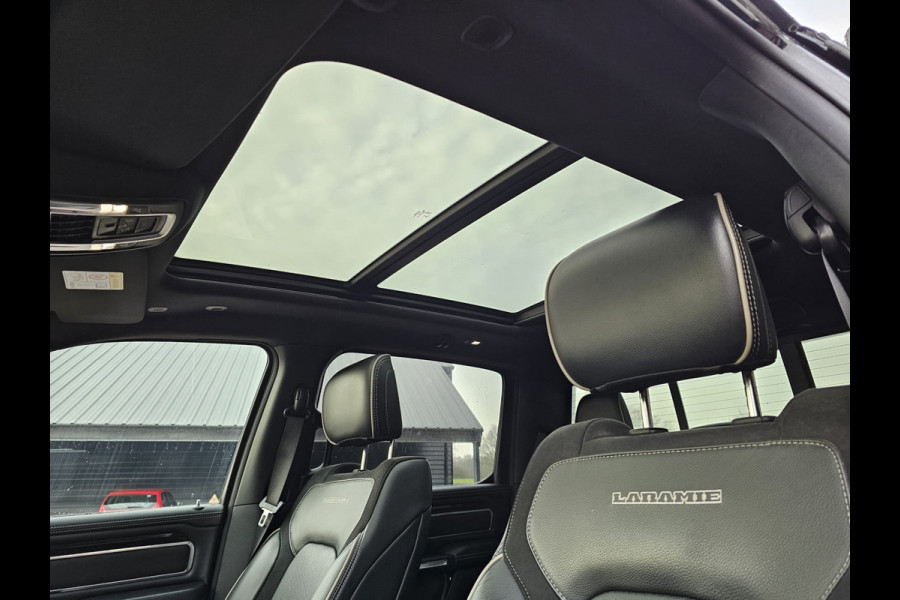 Dodge Ram 1500 5.7 V8 4x4 Crew Cab Laramie | Pano | Trekhaak | Leder | Alpine | Keyless | Camera | Sidesteps | Navi | 12" scherm | Klep uitlaat |