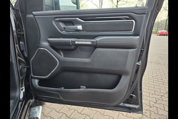 Dodge Ram 1500 5.7 V8 4x4 Crew Cab Laramie | Pano | Trekhaak | Leder | Alpine | Keyless | Camera | Sidesteps | Navi | 12" scherm | Klep uitlaat |