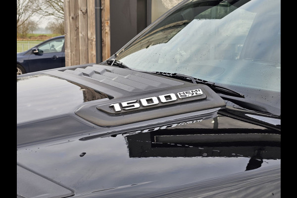 Dodge Ram 1500 5.7 V8 4x4 Crew Cab Laramie | Pano | Trekhaak | Leder | Alpine | Keyless | Camera | Sidesteps | Navi | 12" scherm | Klep uitlaat |