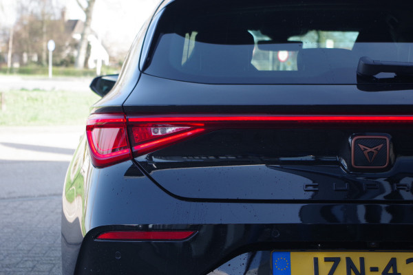CUPRA Leon Sportstourer 1.4 e-Hybrid 204 PK BNS, Kuipstoelen, Winterpakket, Memory, Camera, Carplay