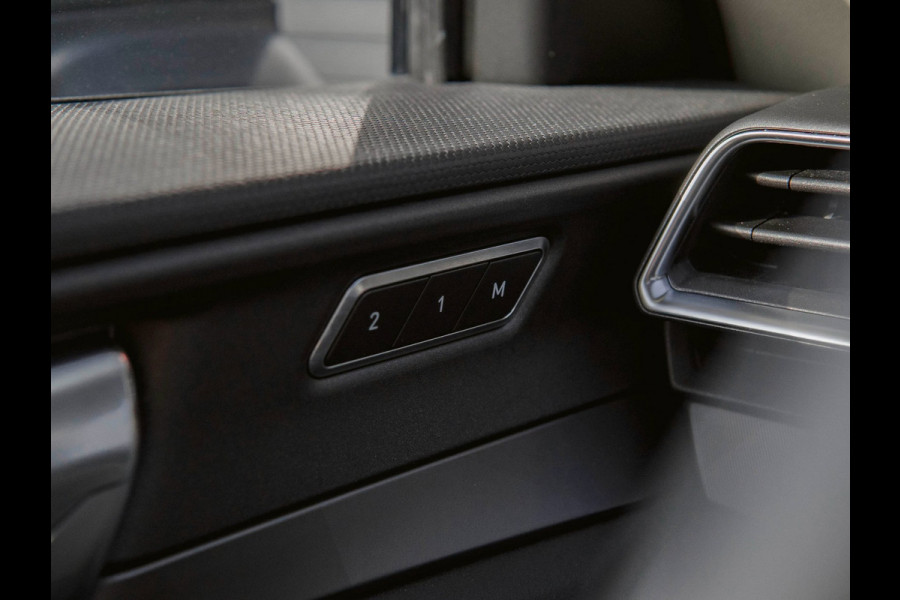 Lynk & Co 01 1.5 Black Edition Panoramadak|Camera|ACC|Stoelverwarming|Navi|Carplay