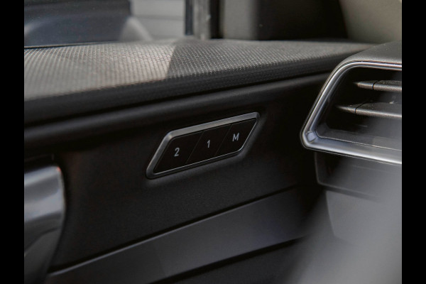 Lynk & Co 01 1.5 Black Edition Panoramadak|Camera|ACC|Stoelverwarming|Navi|Carplay