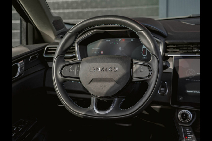 Lynk & Co 01 1.5 Black Edition Panoramadak|Camera|ACC|Stoelverwarming|Navi|Carplay